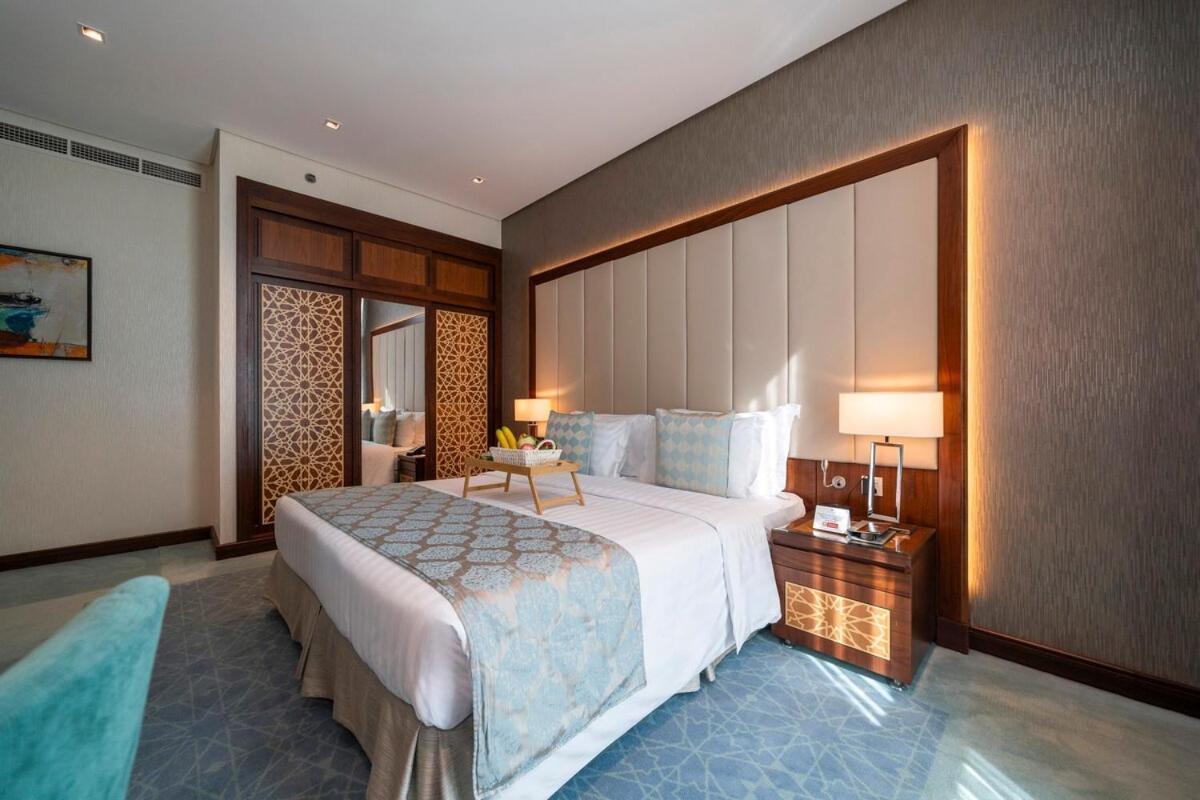 Apartment Stunning 2br Canal & Burj View W & Infinity Pool Dubai