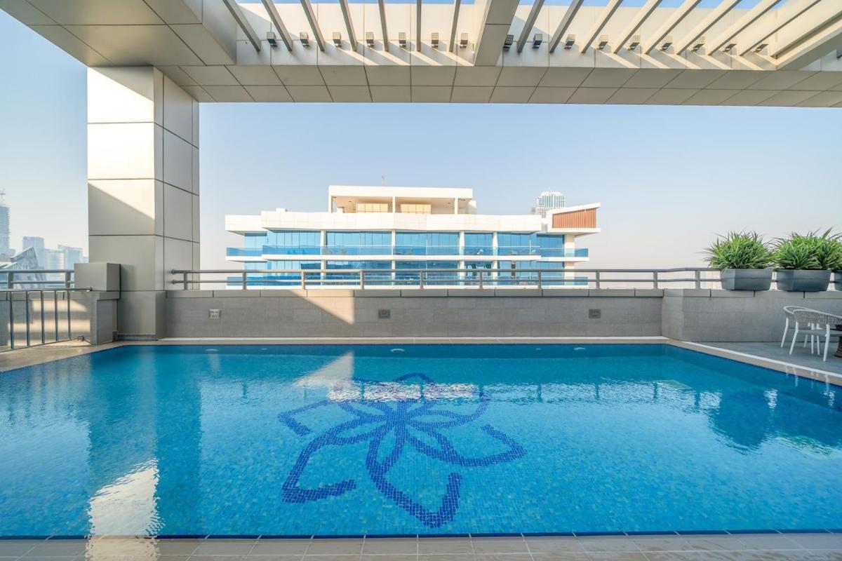 Stunning 2br Canal & Burj View W & Infinity Pool Apartment Dubai