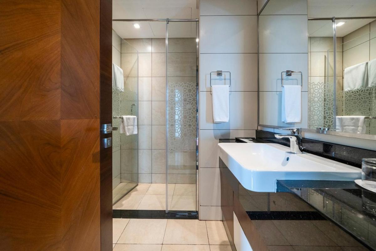 Stunning 2br Canal & Burj View W & Infinity Pool
