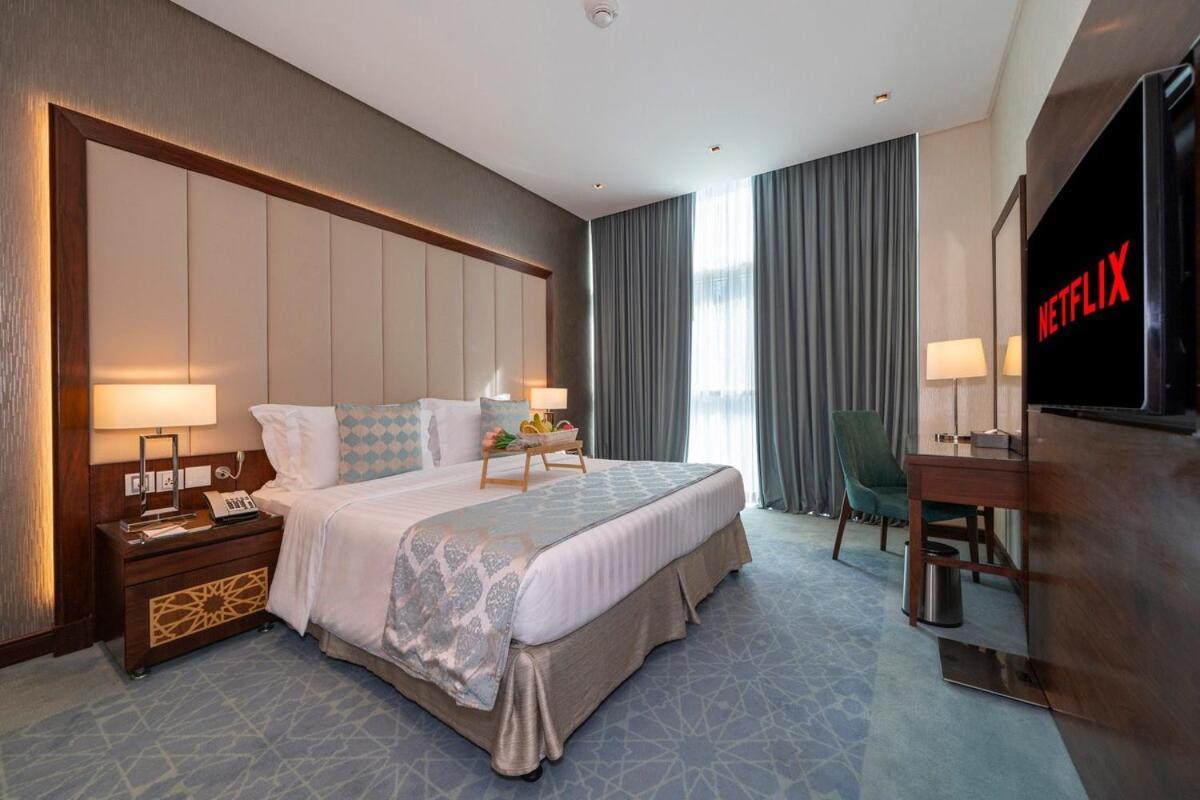 Stunning 2br Canal & Burj View W & Infinity Pool Apartment *