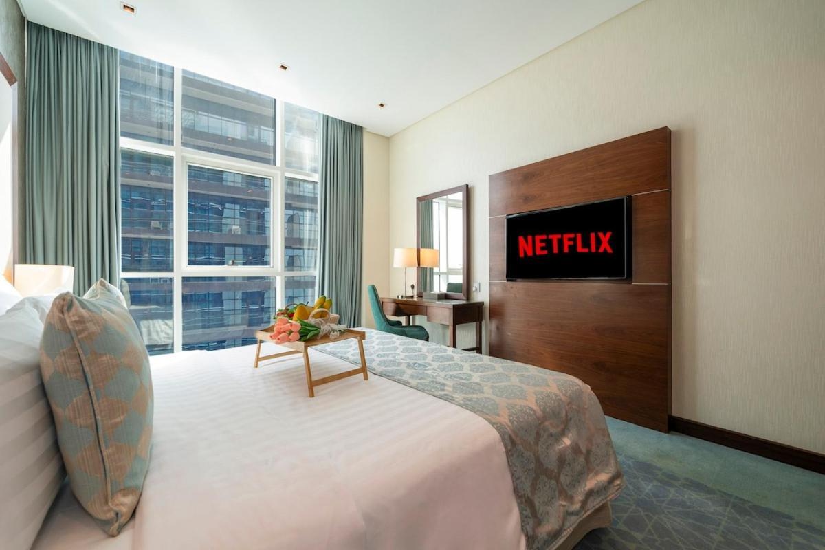 Stunning 2br Canal & Burj View W & Infinity Pool Apartment Dubai