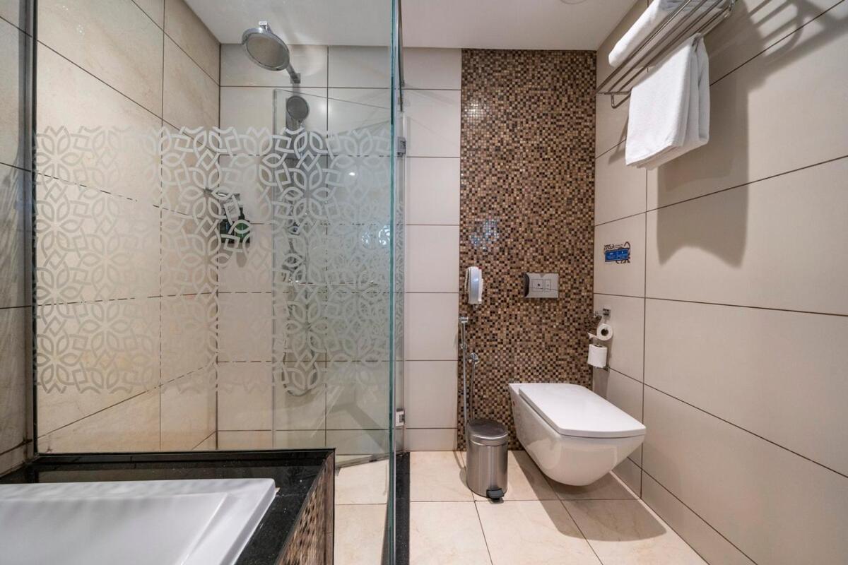 Stunning 2br Canal & Burj View W & Infinity Pool * Dubai
